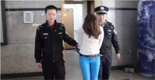 90后女生租豪車冒充白富美與男子發生關系索取錢物是否構成犯罪？