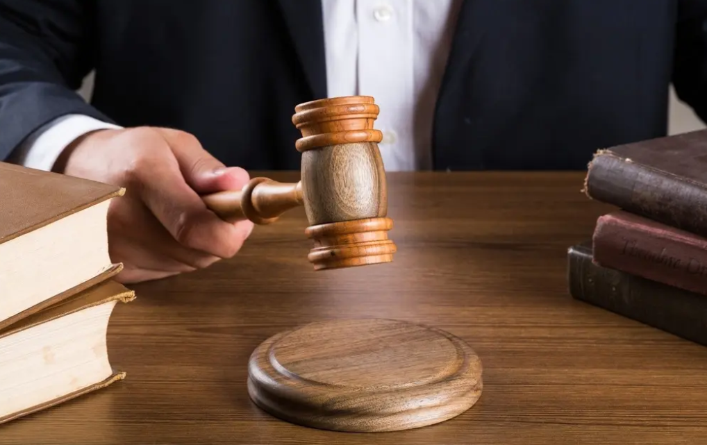 刑事律師：外籍男子當街騷擾女子，被扇耳光反擊，猥褻是指什么？